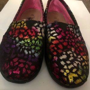 A cute and very colorful pair of slip on Aloha’s
